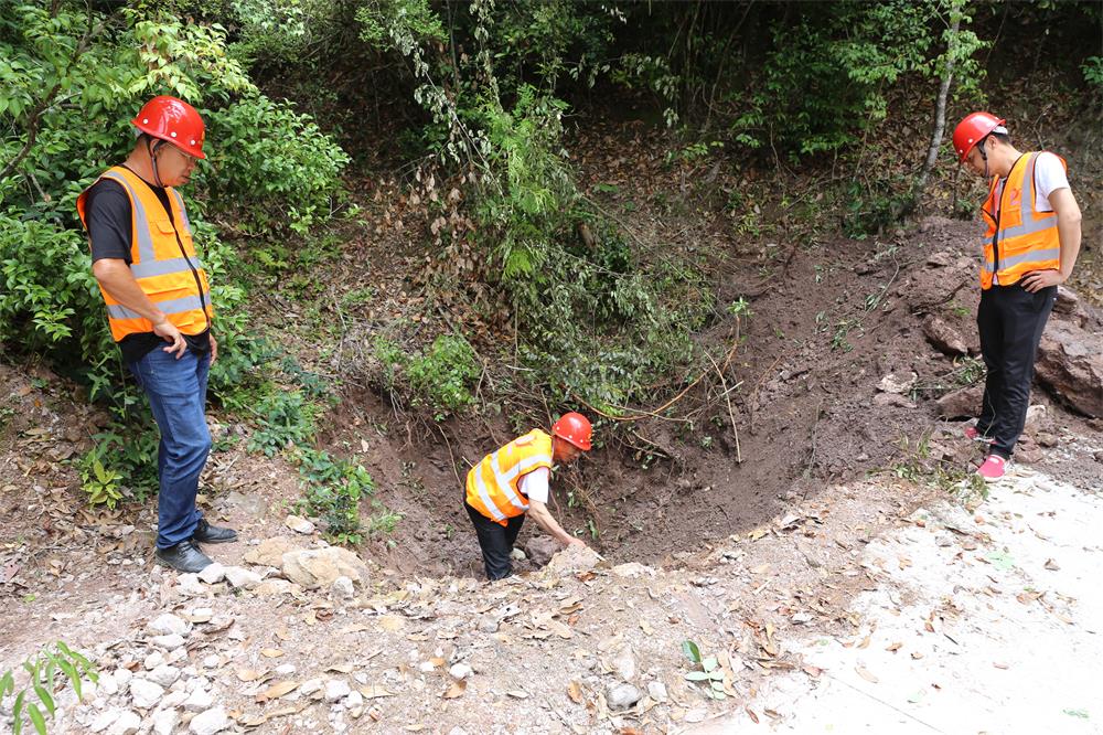 福建易順建筑工程有限公司前往錢園橋大隊塹上村搶險救災