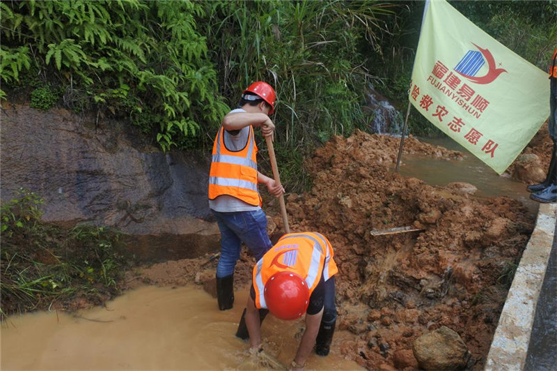 福建易順建筑工程有限公司提供技術人員和設備幫助祖墩鄉進行災后重建